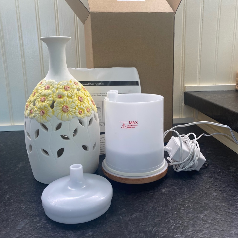 Essential Oil Diffuser - Picture 2 of 4